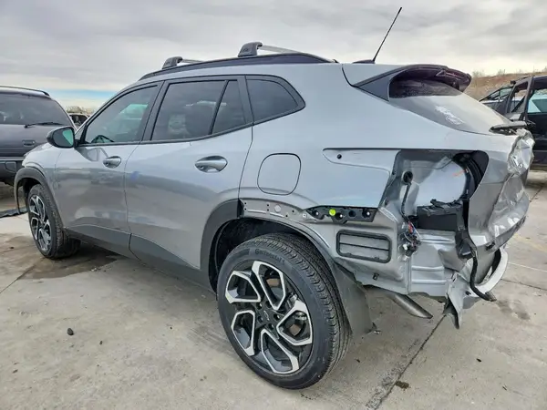 KL77LJEPXSC202067 2025 CHEVROLET TRAX - Image 2