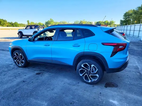 KL77LJEPXSC273236 2025 CHEVROLET TRAX - Image 2