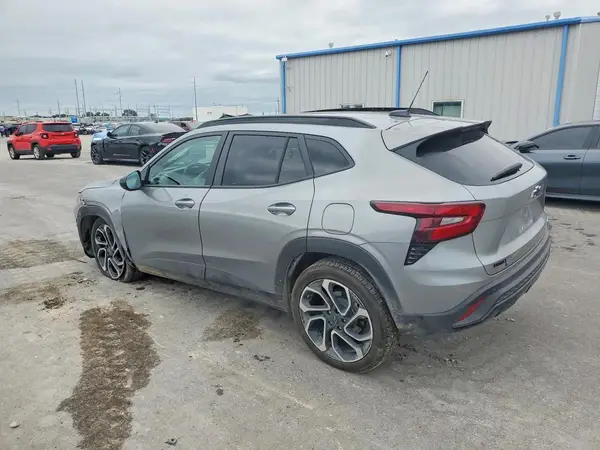 KL77LJEPXSC318014 2025 CHEVROLET TRAX - Image 2