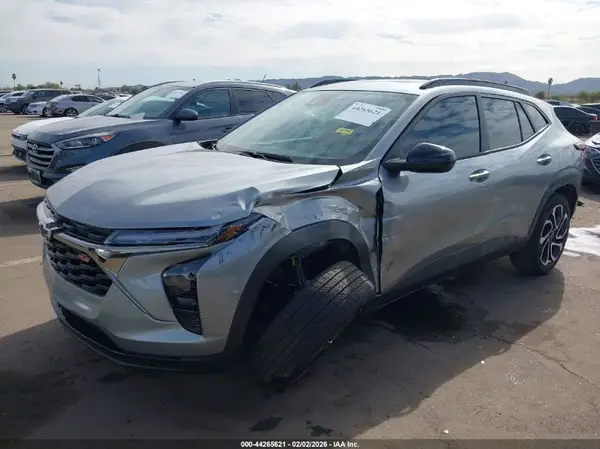 KL77LJEPXTC045528 2026 CHEVROLET TRAX - Image 2
