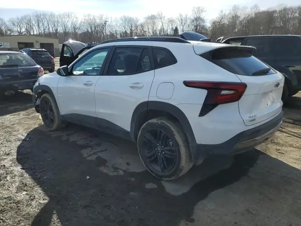 KL77LKE20RC105951 2024 CHEVROLET TRAX - Image 2