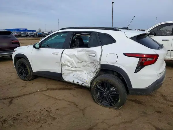 KL77LKE21RC231641 2024 CHEVROLET TRAX - Image 2