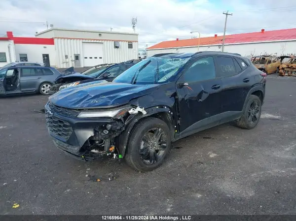 KL77LKE21SC110551 2025 CHEVROLET TRAX - Image 2