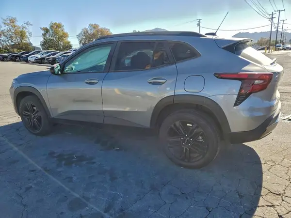 KL77LKE22RC189447 2024 CHEVROLET TRAX - Image 2