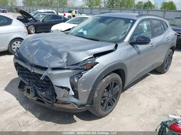 KL77LKE22SC001516 2025 CHEVROLET TRAX - Image 2