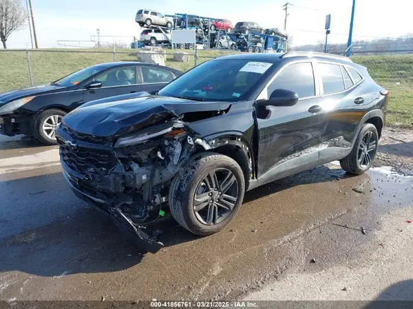 KL77LKE23RC045535 2024 CHEVROLET TRAX - Image 2