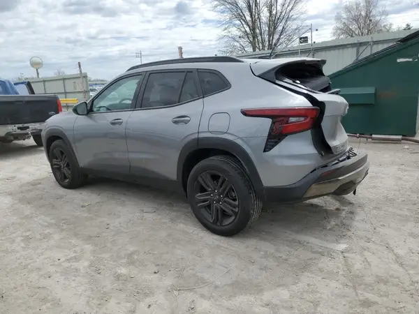 KL77LKE25RC099046 2024 CHEVROLET TRAX - Image 2