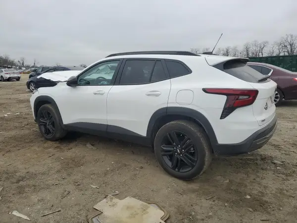 KL77LKE25RC142574 2024 CHEVROLET TRAX - Image 2