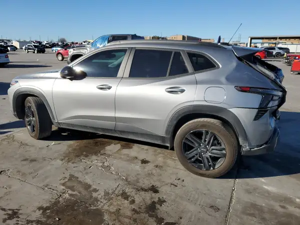 KL77LKE27RC111312 2024 CHEVROLET TRAX - Image 2