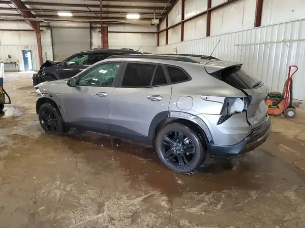 KL77LKE27RC128613 2024 CHEVROLET TRAX - Image 2