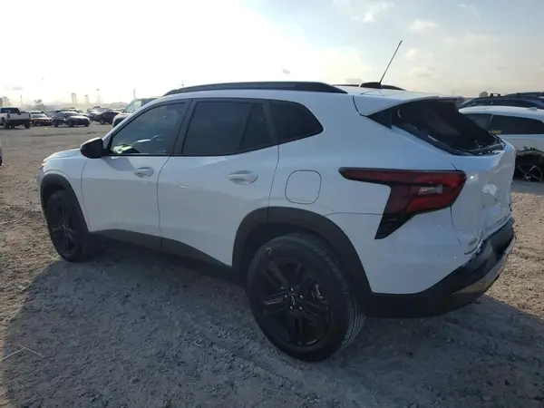 KL77LKE27RC136159 2024 CHEVROLET TRAX - Image 2