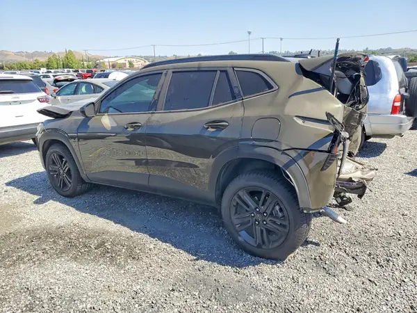 KL77LKE28RC037141 2024 CHEVROLET TRAX - Image 2