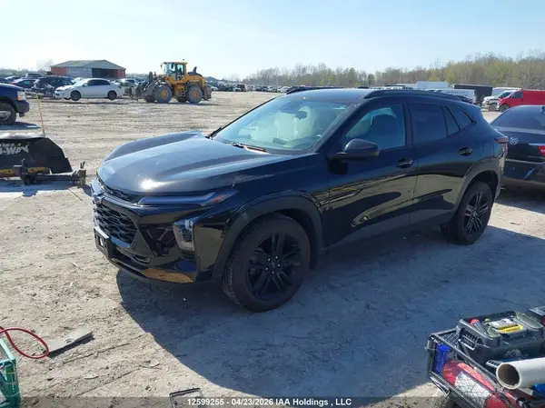 KL77LKE29SC100026 2025 CHEVROLET TRAX - Image 2