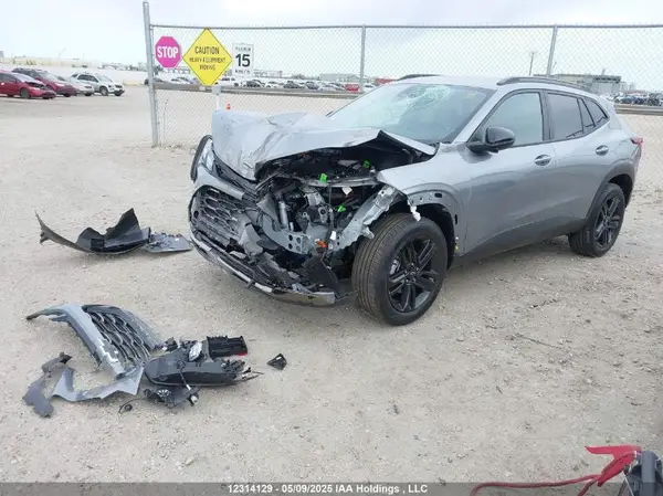 KL77LKE2XSC176175 2025 CHEVROLET TRAX - Image 2