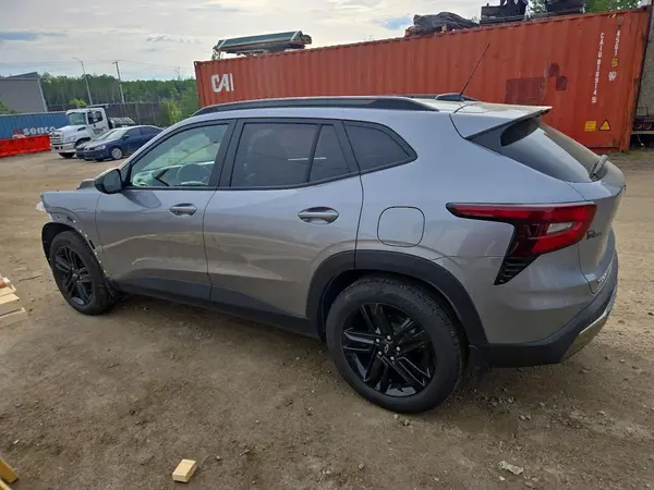 KL77LKE2XSC311302 2025 CHEVROLET TRAX - Image 2
