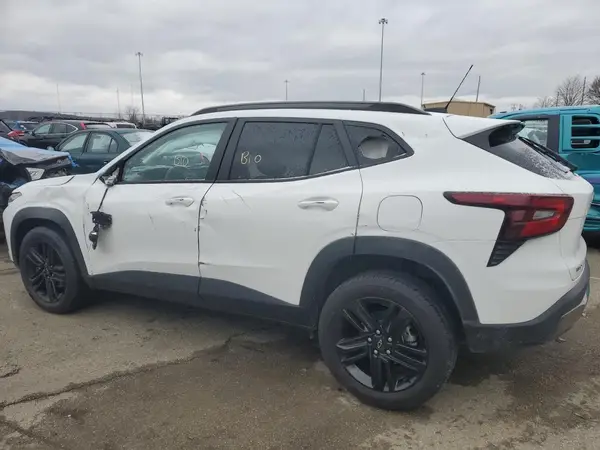 KL77LKEP0SC036292 2025 CHEVROLET TRAX - Image 2