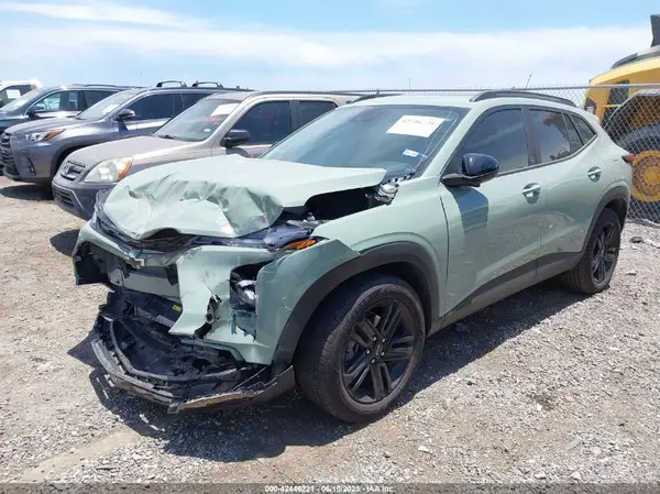 KL77LKEP0SC100640 2025 CHEVROLET TRAX - Image 2