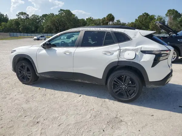 KL77LKEP0SC182353 2025 CHEVROLET TRAX - Image 2