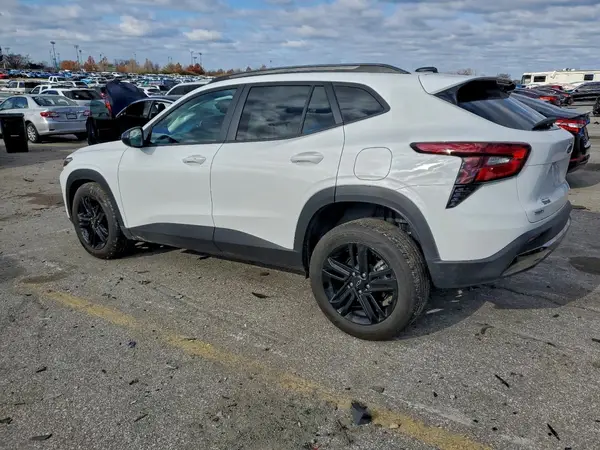 KL77LKEP0SC303768 2025 CHEVROLET TRAX - Image 2