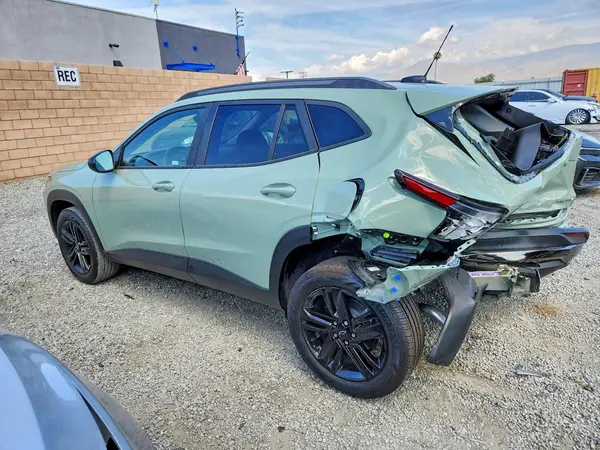 KL77LKEP0SC321803 2025 CHEVROLET TRAX - Image 2