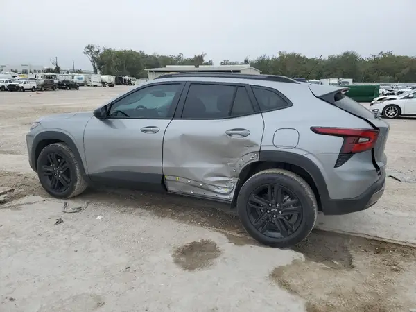 KL77LKEP1SC054459 2025 CHEVROLET TRAX - Image 2