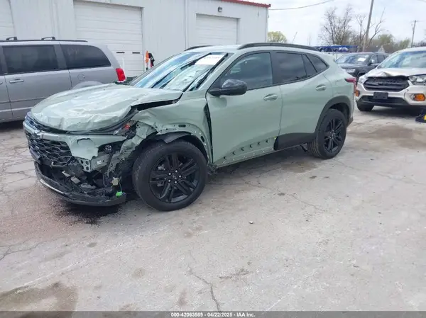 KL77LKEP1SC062335 2025 CHEVROLET TRAX - Image 2