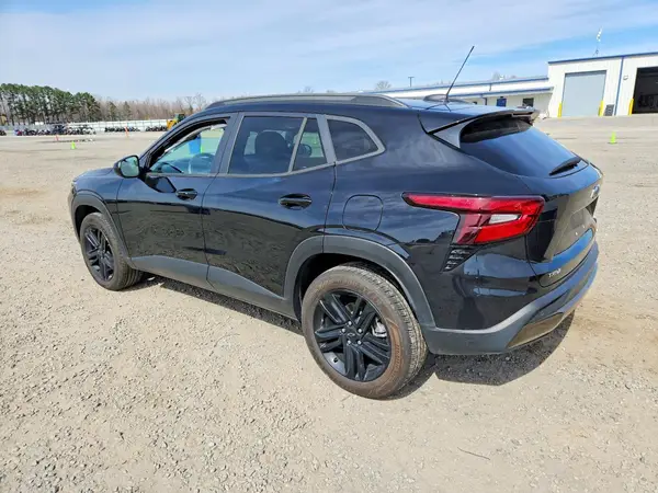 KL77LKEP1SC108245 2025 CHEVROLET TRAX - Image 2