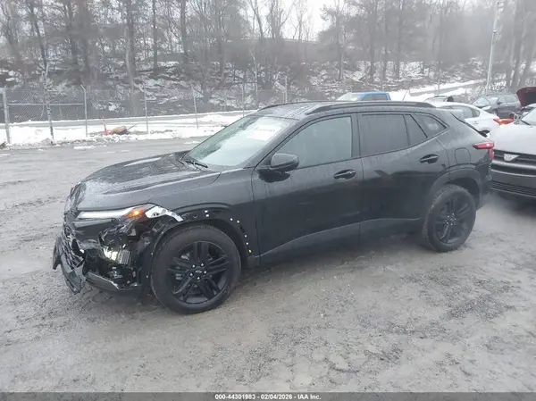 KL77LKEP1SC308347 2025 CHEVROLET TRAX - Image 2