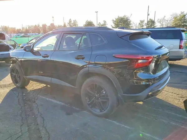 KL77LKEP1SC341140 2025 CHEVROLET TRAX - Image 2