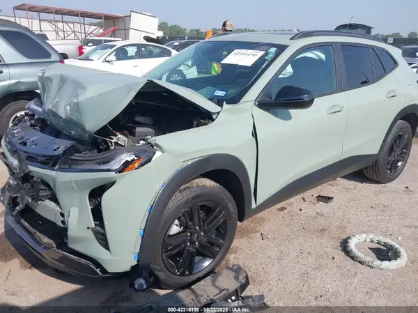 KL77LKEP2SC008428 2025 CHEVROLET TRAX - Image 2