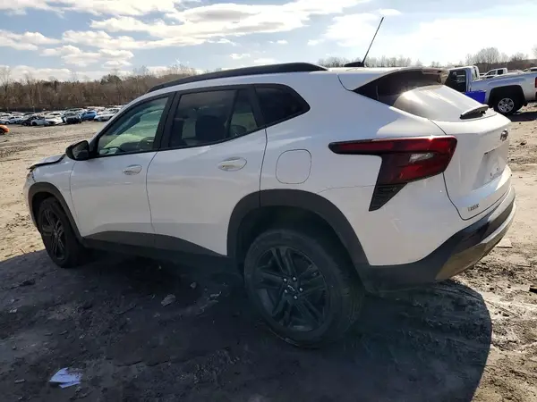 KL77LKEP2SC023172 2025 CHEVROLET TRAX - Image 2