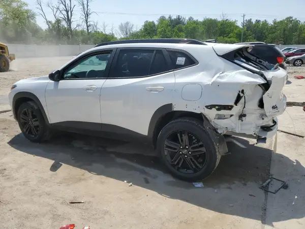 KL77LKEP2SC044927 2025 CHEVROLET TRAX - Image 2