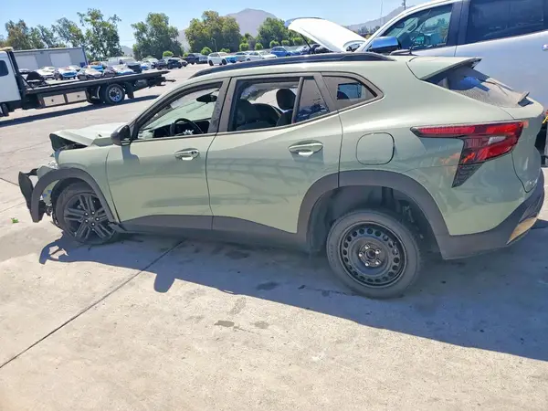 KL77LKEP2SC061243 2025 CHEVROLET TRAX - Image 2