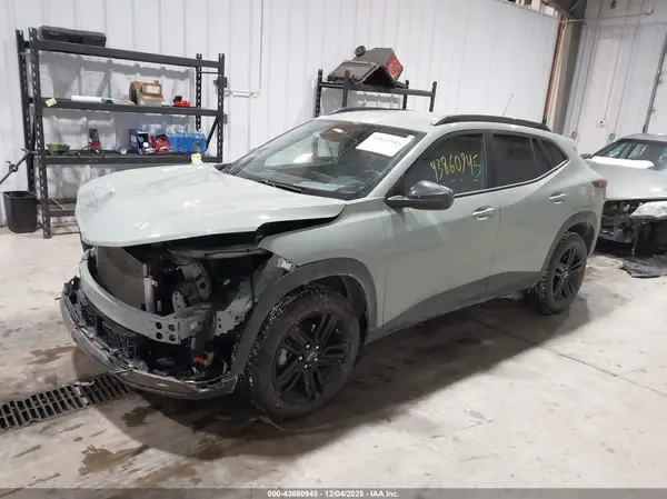 KL77LKEP2SC095683 2025 CHEVROLET TRAX - Image 2