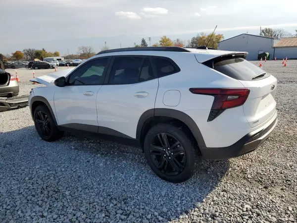 KL77LKEP2SC118427 2025 CHEVROLET TRAX - Image 2