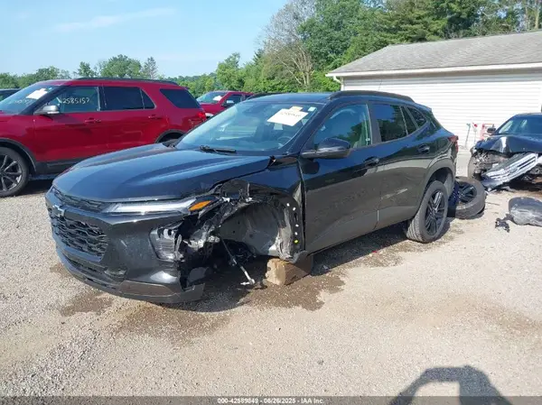 KL77LKEP2SC123773 2025 CHEVROLET TRAX - Image 2