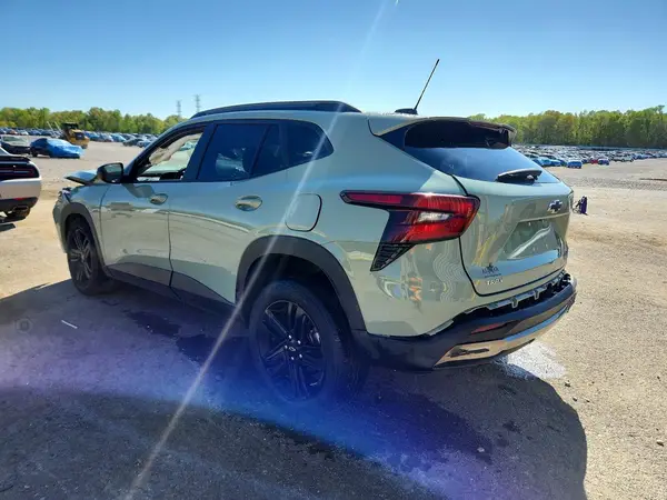 KL77LKEP2SC245548 2025 CHEVROLET TRAX - Image 2