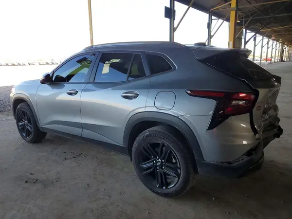 KL77LKEP2SC247557 2025 CHEVROLET TRAX - Image 2