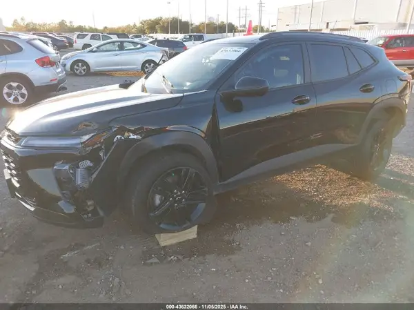 KL77LKEP2SC275407 2025 CHEVROLET TRAX - Image 2