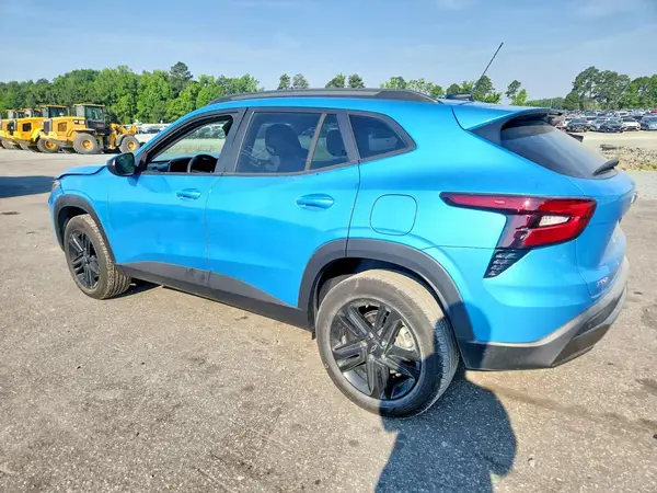 KL77LKEP2SC281658 2025 CHEVROLET TRAX - Image 2
