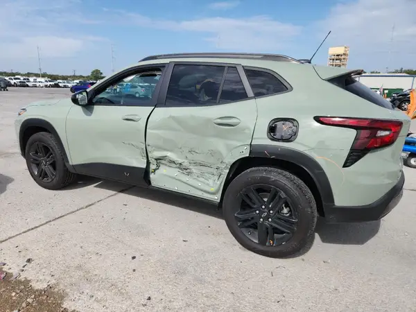 KL77LKEP2SC295639 2025 CHEVROLET TRAX - Image 2