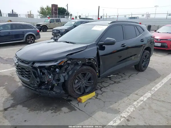KL77LKEP2SC321978 2025 CHEVROLET TRAX - Image 2