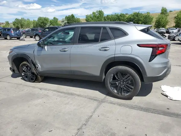 KL77LKEP3SC207892 2025 CHEVROLET TRAX - Image 2