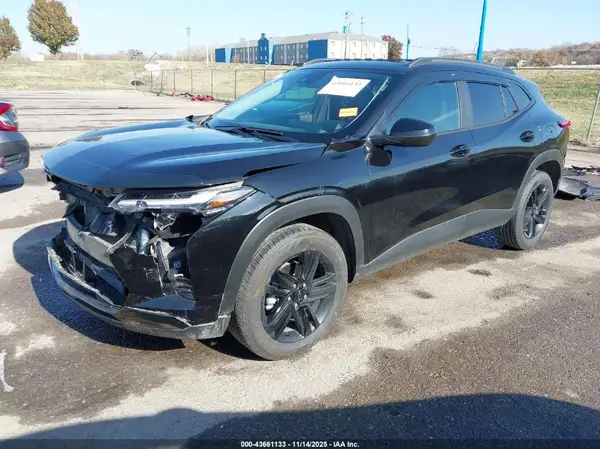 KL77LKEP3SC220657 2025 CHEVROLET TRAX - Image 2