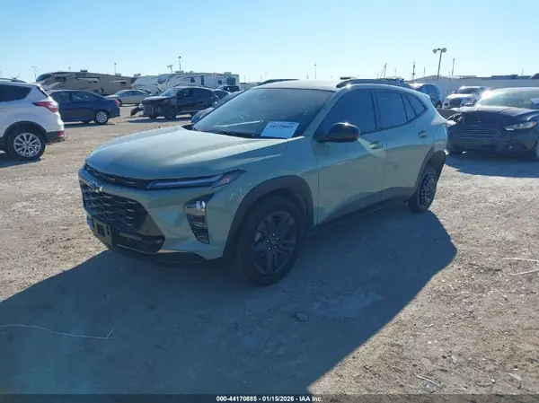 KL77LKEP3SC304221 2025 CHEVROLET TRAX - Image 2