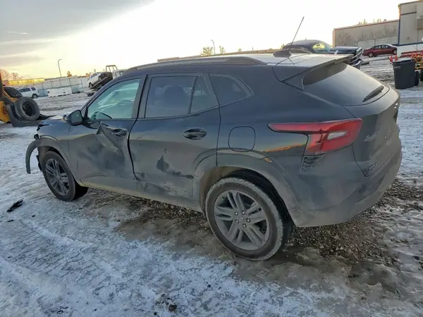 KL77LKEP4SC045576 2025 CHEVROLET TRAX - Image 2