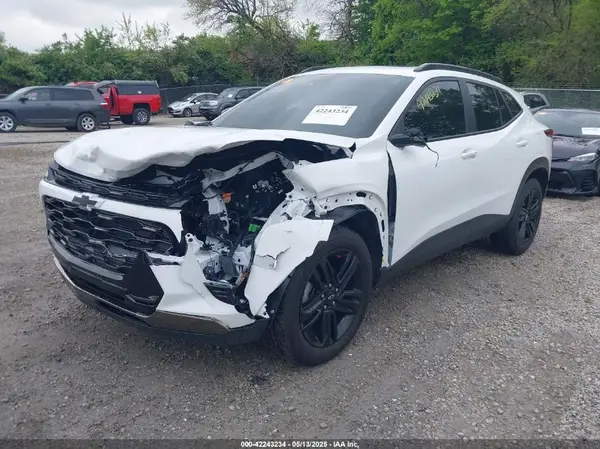 KL77LKEP4SC086886 2025 CHEVROLET TRAX - Image 2