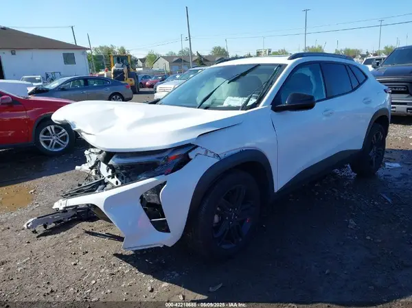 KL77LKEP4SC087116 2025 CHEVROLET TRAX - Image 2