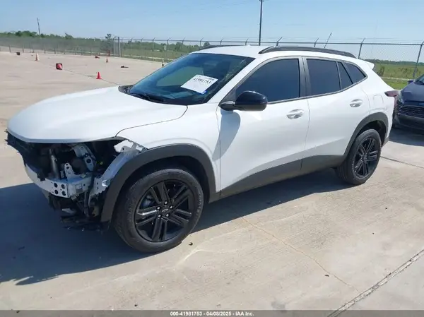 KL77LKEP4SC104061 2025 CHEVROLET TRAX - Image 2