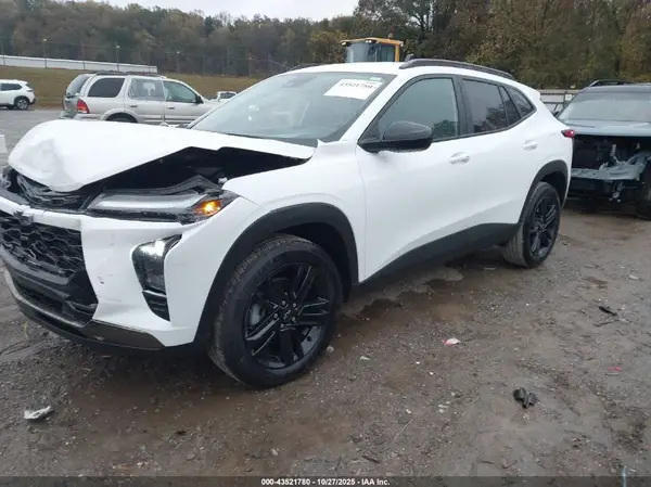 KL77LKEP4SC165751 2025 CHEVROLET TRAX - Image 2